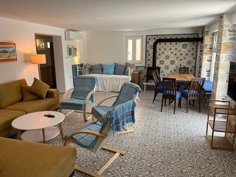 Amalia Garden Apartment, Wohnzimmer 1